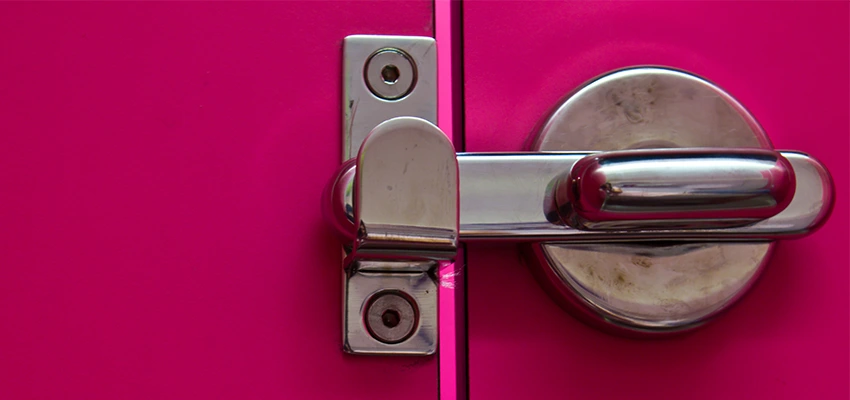 Childproof Gate Lock in Oak Forest