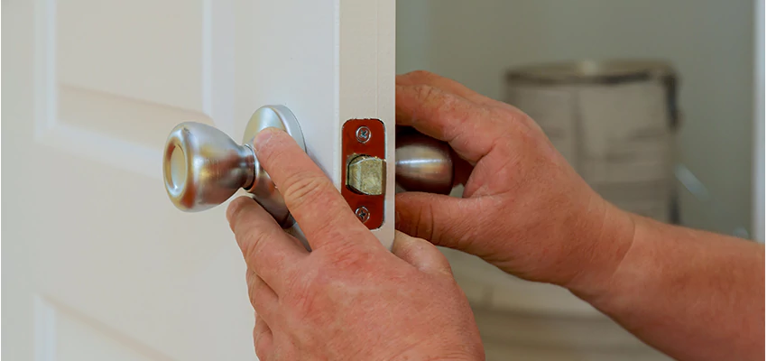 AAA Locksmiths For lock Replacement in Oak Forest